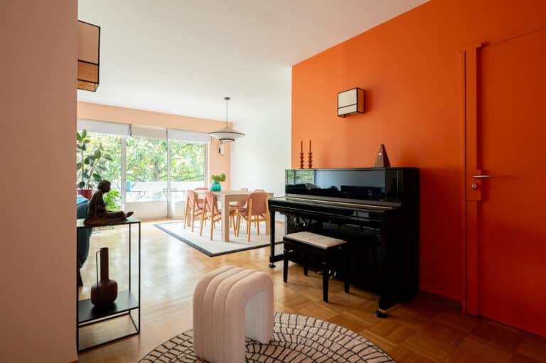 pièce à vivre colorée avec piano