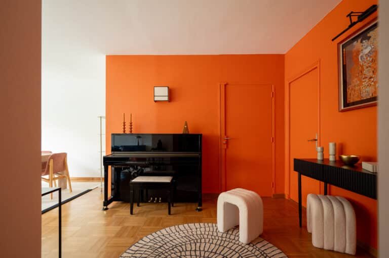 piano noir dans entrée orange