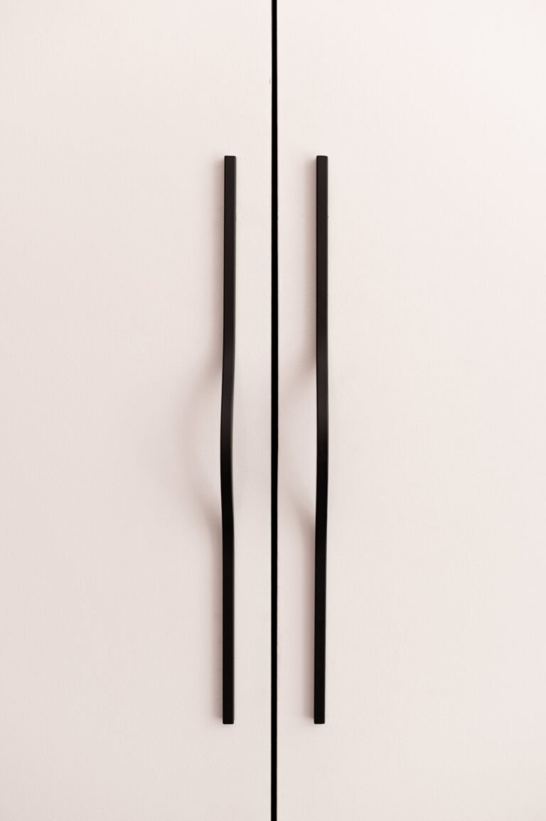 poignees de placard design noires