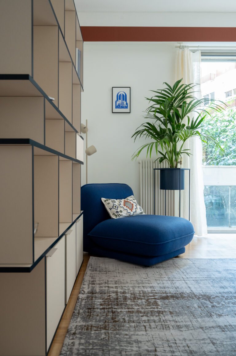 fauteuil bleu dans chambre