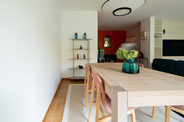 salle a manger avec chaises colorées