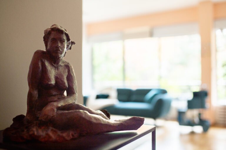 sculpture bronze d'une femme