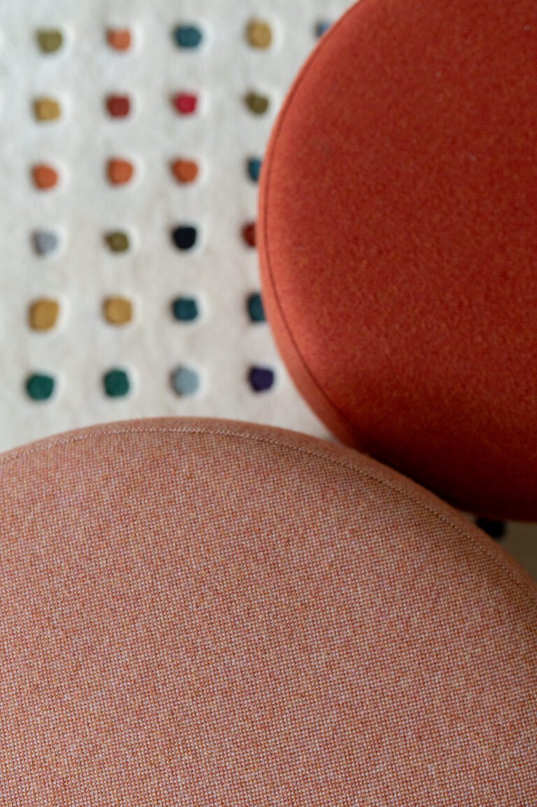 tabourets colorés sur tapis a pois