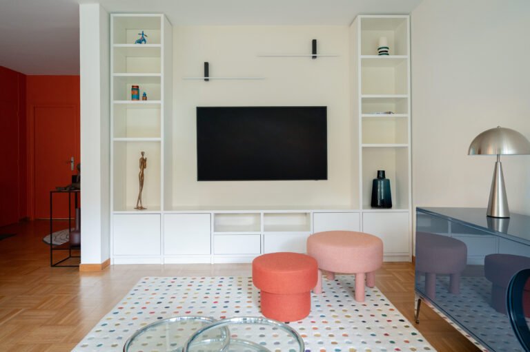 coin tv avec meuble sur mesure blanc et respose pieds colorés